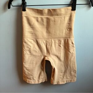 Skims mid thigh short L/XL